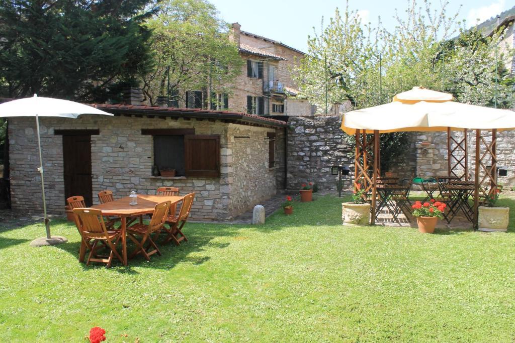Residenza Le Logge Bed & Breakfast Gubbio Exterior foto